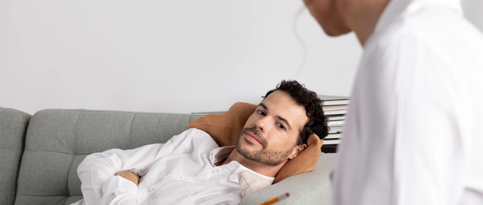 Psihoterapeut și client analizând relația dintre gânduri, emoții și comportamente în terapia cognitiv-comportamentală