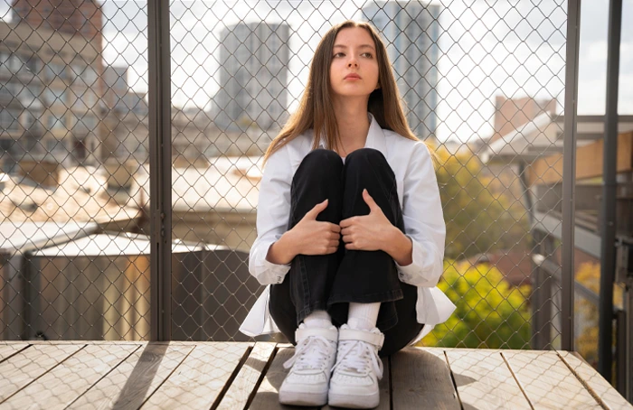 Adolescentă retrasă, ilustrând stările emoționale asociate depresiei în adolescență