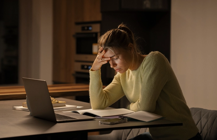 persoană aflată într-un moment de blocaj emoțional și suprasolicitare mentală asociată procrastinării