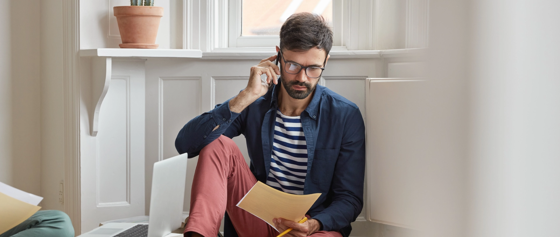 Adult care gestionează simultan mai multe responsabilități, ilustrând supracompensarea și oboseala mentală asociate ADHD-ului la adulți
